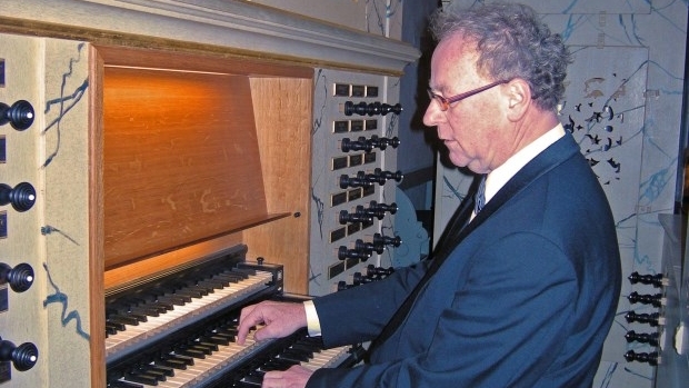 Organist Gert Oldebeuving