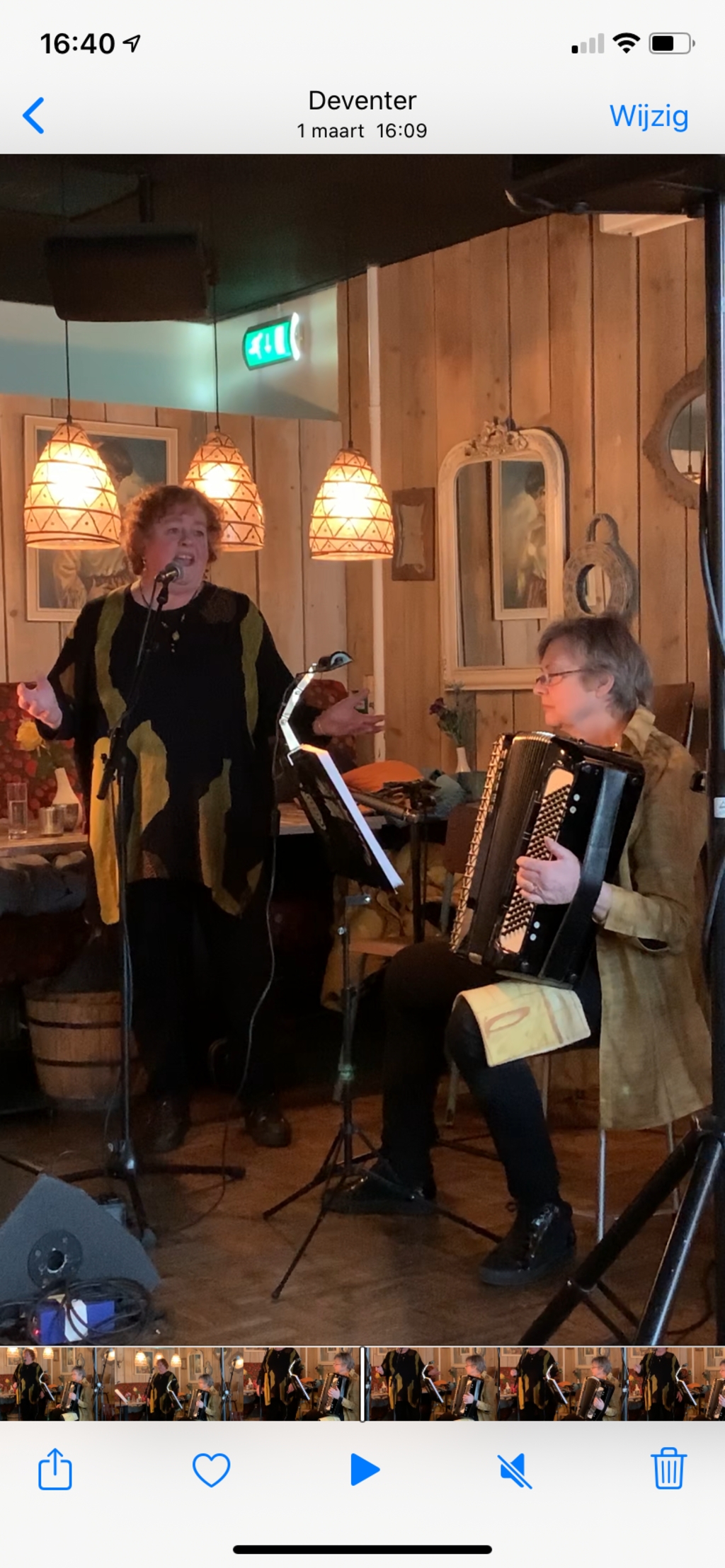 Ella Visser en Lenie Adolfsen in de Brasserie van de Deventer schouwburg.