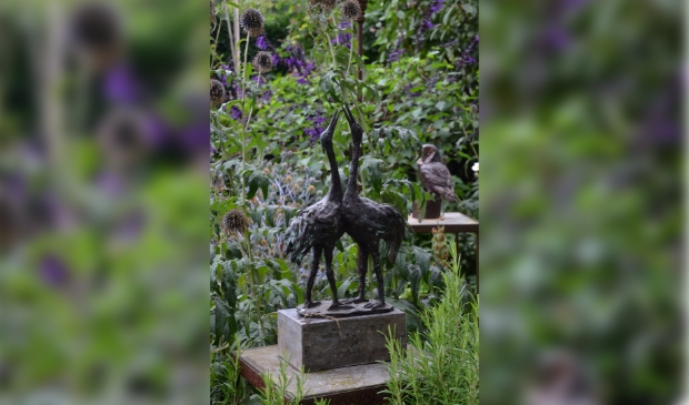 Kraanvogels van brons.