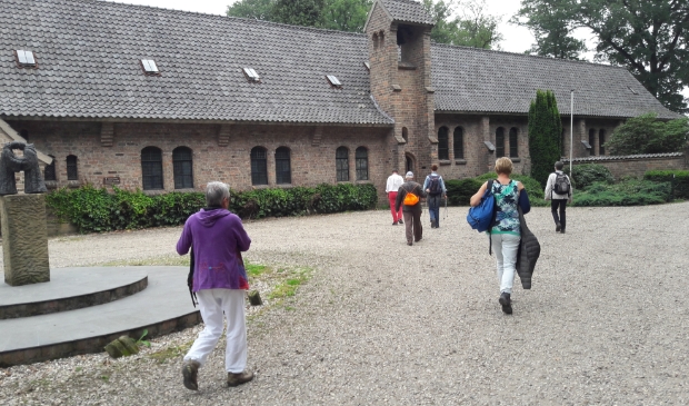 aankomst bij de abdij bij een eerdere wandeling