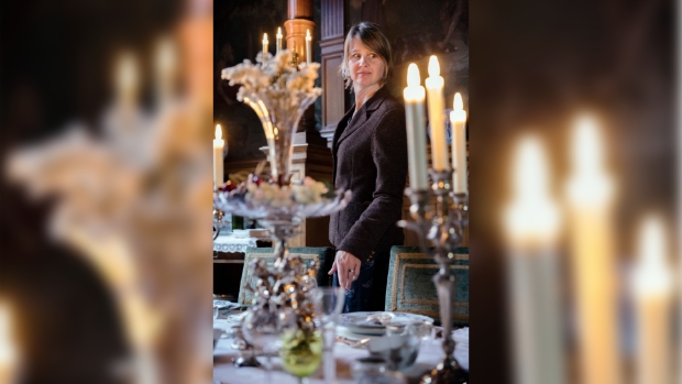 Josephine Rombouts in haar rol als manager op Cliffrock Castle
