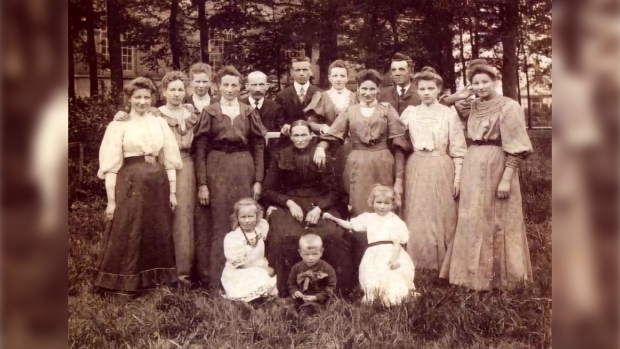 Foto van de familie Herberts, voor de Rooms-katholieke kerk aan de Bronkhorsterweg te Steenderen, circa 1908