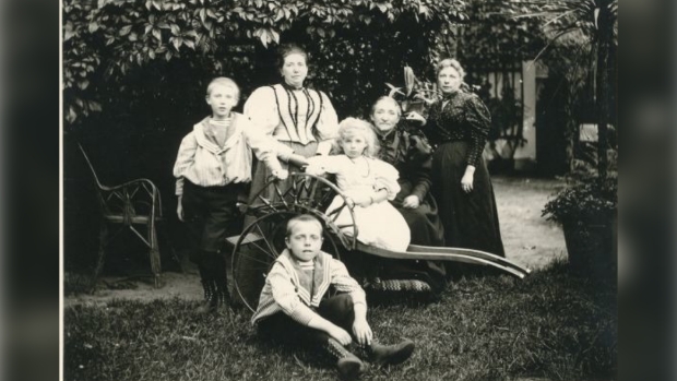 Foto van de Familie Schaars-Jordaan bij het molenhuis van de watermolen gemaakt vóór 1898 te Borculo