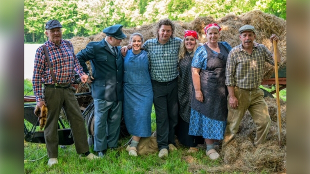 Begin juli aanstaande start de kaartverkoop via deze website!  16, 17, 21, 23 en 24 augustus 2024 worden de voorstellingen voorgedragen in de Greffelinkallee in Hummelo!