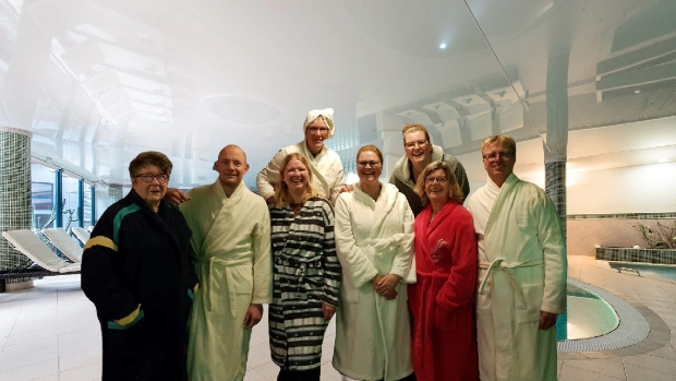 V.l.n.r.: Betsie Ooink (regie), Frank Bannink, Eleonora Burggraaff, Caroline Breman, Ida Leijenhorst, Martin Marsman Boven: Ans Dinkelman, Moniek Lubberdink, souffleur Willy Klokman ontbreekt op de foto.