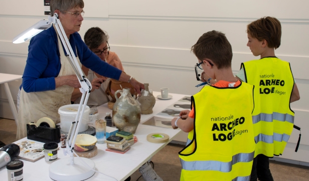 Kinderen laten hun vondsten determineren door archeologen bij Musea Zutphen
