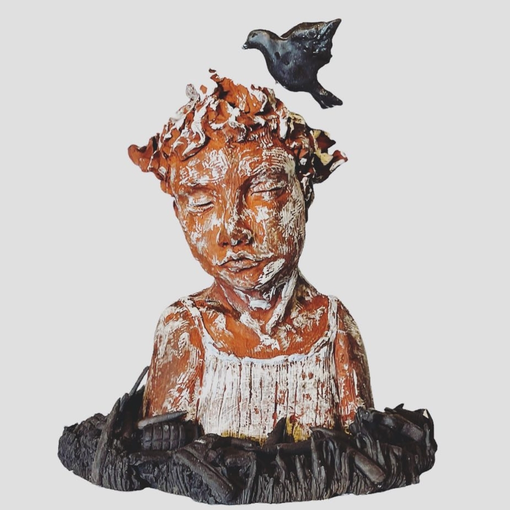 "Fagile Peace" steengoedbeeld van Carina Claassens