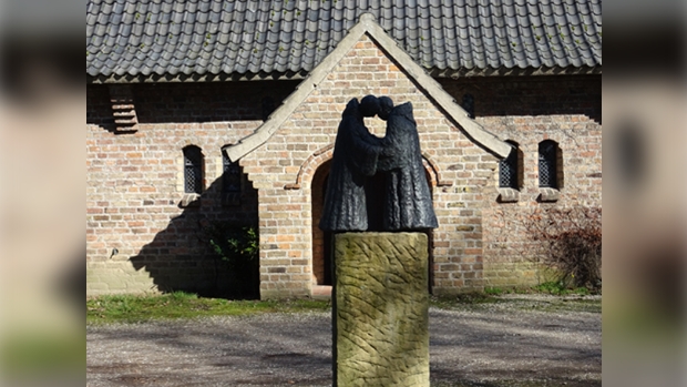 beeldengroep voor de abdij, startpunt pelgrimage