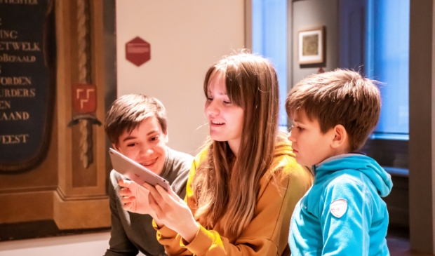 Kinderen spelen tabletgame in het Stedelijk Museum Zutphen