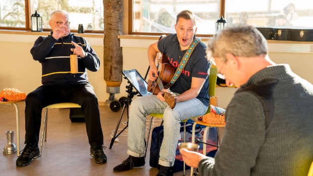 Muziek workshop met Gideon Biegstraaten. 