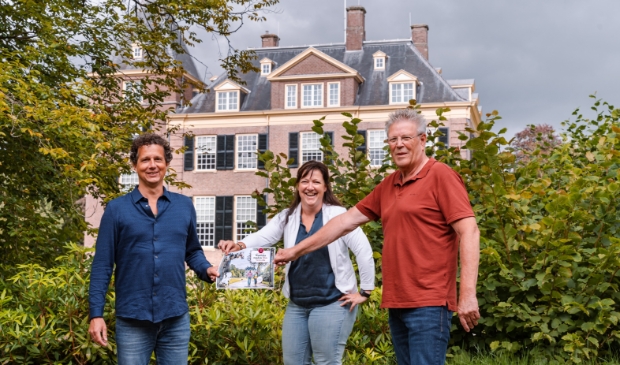 Op de foto overhandigen Jan ten Have van Achterhoek Toerisme en Arno Ruis van NBTC symbolisch de nieuwe wandelroute aan kasteelmanager Iris Littink van huis Verwolde.