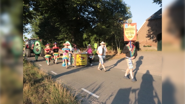 Sart van de kermis met de optocht