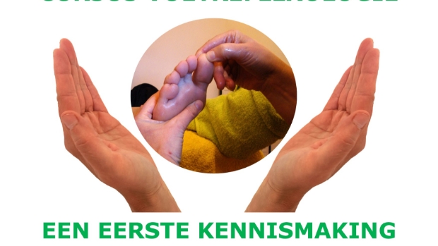 Mijn handen en tussen mijn handen ikzelf bezig als voetreflexoloog.