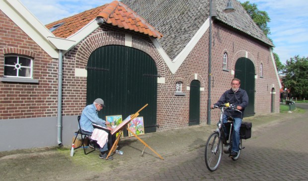 Nico Nijkamp schilderde deze week voor filmopnames al op locatie bij de monumentale boerderijen langs de Dorpsstraat in Gelselaar.