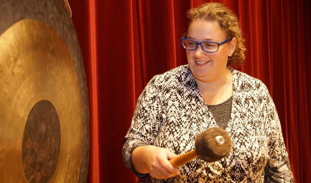 Ellen van Minnen probeert alvast de gong uit, waarmee de matches worden gemeld tijdens de Beursvloer. Foto: Frank Vinkenvleugel