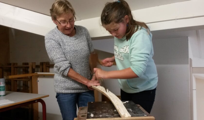 Senioren en leerlingen samen aan de slag met het vervaardigen van de objecten. Foto: PR