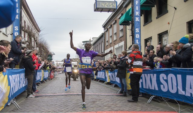 Winnaar Abraham Cheroben passeert de finish. Foto: AchterhoekFoto/Henk den Brok