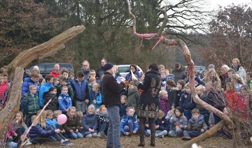 Directeur José van Hal leest de leerlingen voor bij de Rondeeldraak. Foto: Joke Burink