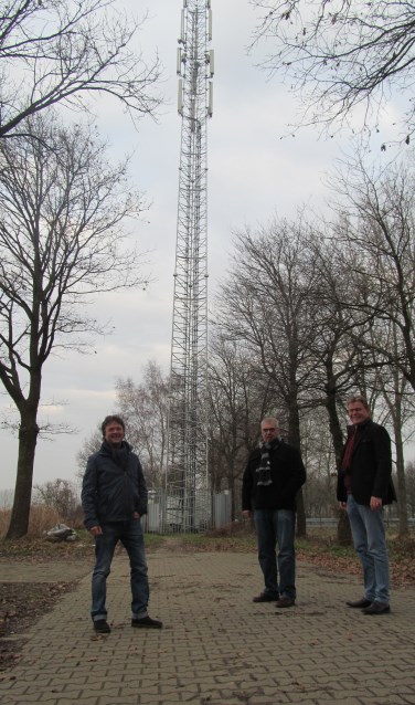 Jeroen Stern, Jans Speulman en Jan Scholten (vlnr) van de werkgroep Glasvezel Slangenburg-IJzevoorde; Met een zendmast op de achtergrond zeggen zij: "Wij sluiten draadloos 4G of zelfs 5G internet niet langer uit."