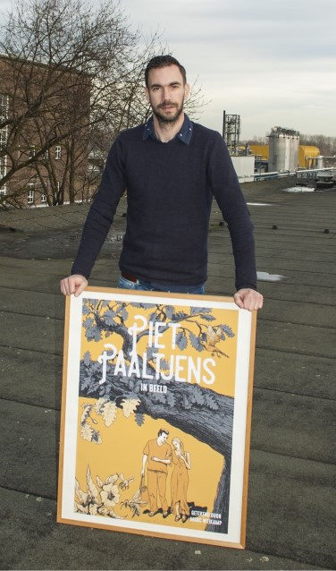 Marc Weikamp poseert met een poster van zijn boek ‘Piet Paaltjens in beeld’. Foto: PR