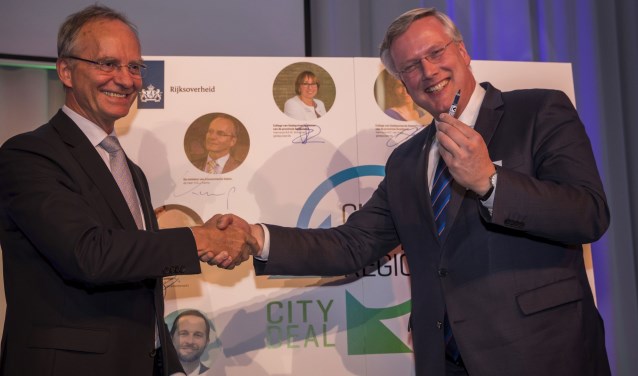 Minister Kamp (l) en Cleantech regio-voorzitter Heidema (r) na het ondertekenmoment. Foto: PR