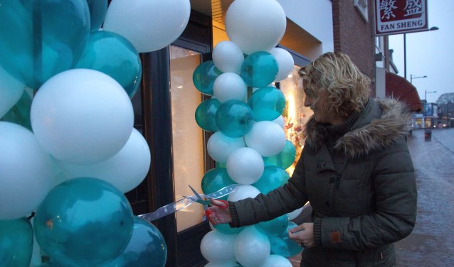 Middels het doorknippen van het lintje werd de kapsalon officieel geopend. Foto: Bernadet te Velthuis