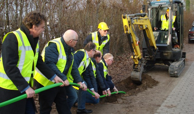 De eerste kabel gaat de grond in. Foto: Achterhoek Nieuws bv