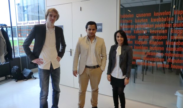 Studenten Koen Oosterhek, Najib Zamani en Tamana Sakhizada (vlnr). Foto: Walter Hobelman