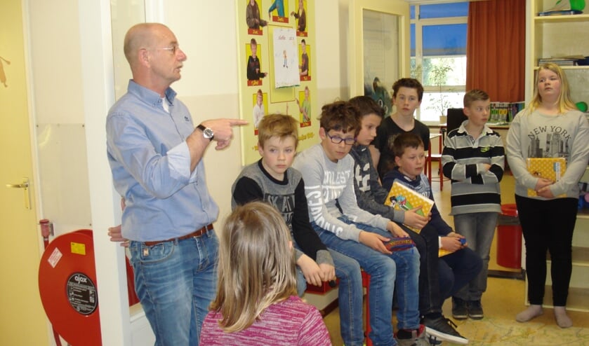 Reinout Smilde geeft instructie op obs Miste-Corle. Foto: Achterhoek Nieuws bv