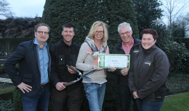 Een cheque wordt overhandigd aan Stichting Nina. Foto: PR