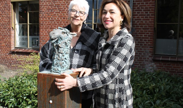 Carla Aalberts (links) en Babette Degraeve bij het beeld van de lama. Foto: Bart Kraan