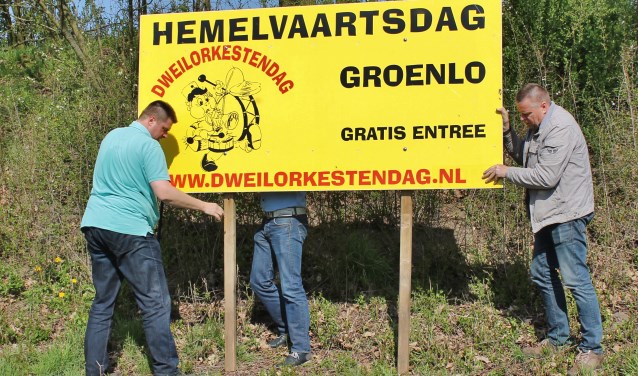 Pascal Heutinck (links) en Peter Scheinck in actie tijdens het plaatsen van de borden. De man achter de schermen is Remco Wolters. Foto: Henri Walterbos