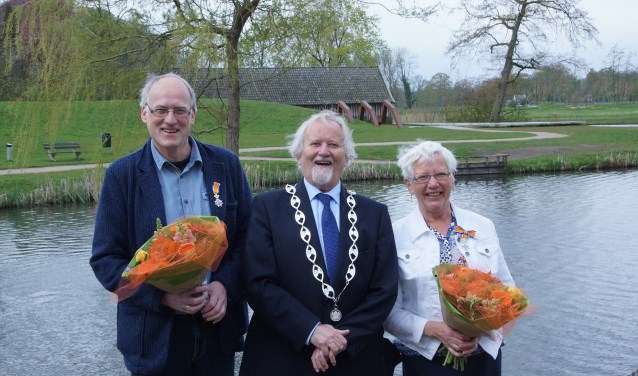 Burgemeester Bert Berghoef, geflankeerd door Hans Eppink en Diny Deunk. Foto: Frank Vinkenvleugel
