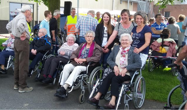 Mevrouw Heuskes (r) staat klaar voor de start van de derde wandeldag. Dochter Gonny staat achter haar. Daarnaast mevrouw Geurts in de rolstoel met achter haar dochter Patricia en kleindochter Emma. Foto: Ceciel Bremer