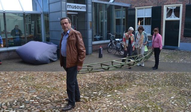 Huub Konings en Martine Timmerman arriveren met de kajak bij de Aaltense Musea. Foto: Karin Stronks
