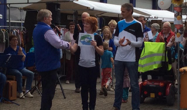 Voorzitter Henk Vaags van De Werf (l) overhandigd de sponsorcheque van 5000 euro aan Stichting Zwembad In de Dennen. Foto: PR.