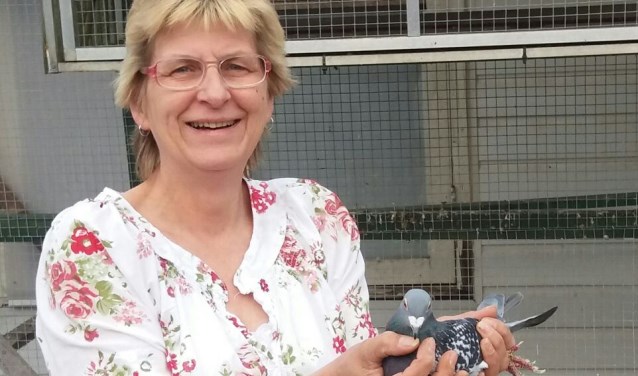 Wilma Meijerman van PV De Koerier Zelhem met de winnende duif. Foto: PR