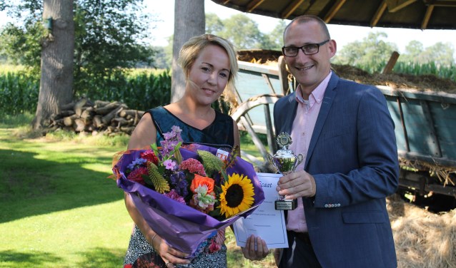 Wethouder Gert-Jan te Gronde reikt de prijs uit aan Dianne Schutte, eigenaar van Kom in de Bedstee. Foto: Leo van der Linde