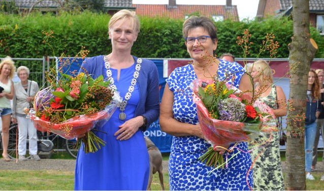 Burgemeester Marianne Besselink met mevrouw Aalderink. Foto: GinoPress