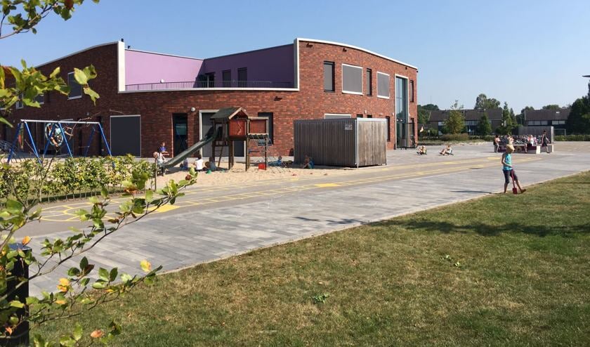 Leerlingen van De Bataaf en senioren nemen deel aan het project De school vroeger en nu. Foto: PR