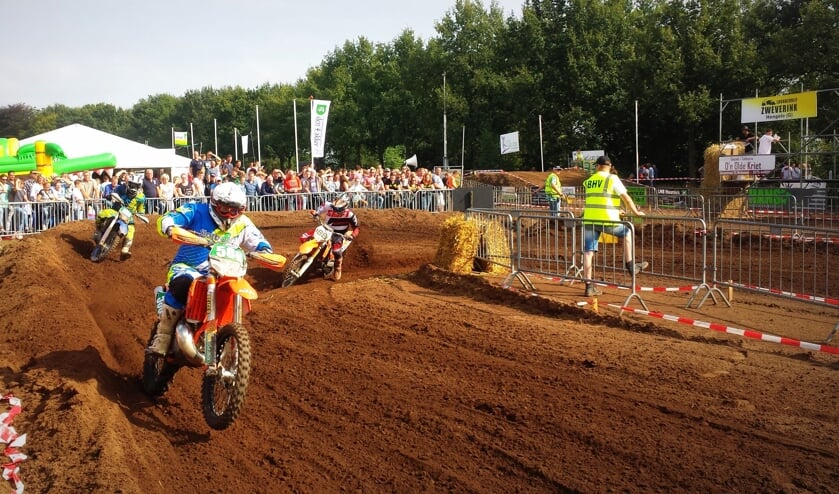 MX1-rijder Nico Freriks uit Hengelo geeft gas tijdens de eerste editie van de Stugge Veer Cross in Wichmond. Foto: Luuk Stam