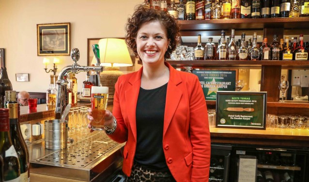 Eigenaresse Elisabeth Remmelink – de van der Schueren is blij met de titel beste terras van Oost-Nederland. Foto: Photo Republic