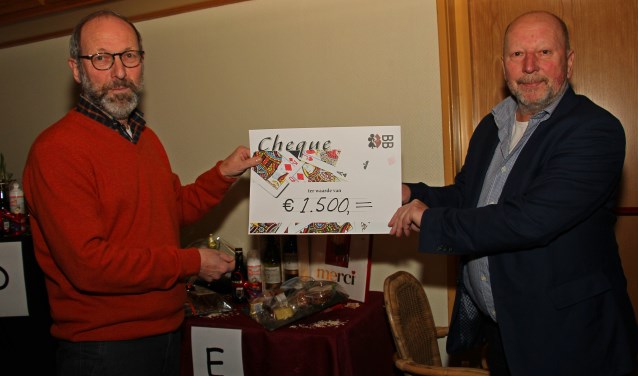 Joop Rutten (l.) overhandigt de cheque aan Marti Bulten. Foto: Liesbeth Spaansen