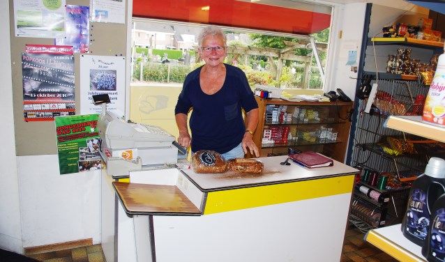 Riek Berntsen in haar Azewijnse dorpswinkel. Foto: Hugo Rijkse