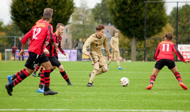 FC Winterswijk-middenvelder Job Harmsen probeert Quick 1888-speler Gianluca de Jong (rechts) te passeren. Links de Nijmegenaren Jassin Aarab (12), Bas Peters en Joffrey van Rossum. Foto: Marco ter Haar