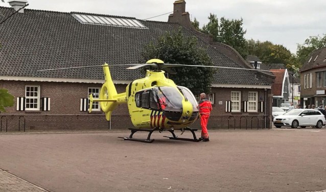 Op het plein aan de Kerkstraat is zondagmiddag een trauma-heli geland om hulp te verlenen aan een man. Foto: News United/112Achterhoek-Nieuws