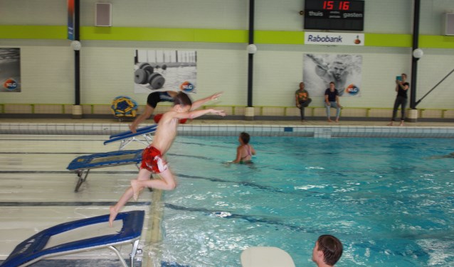 Vanaf de trampoline het water in. Foto: PR