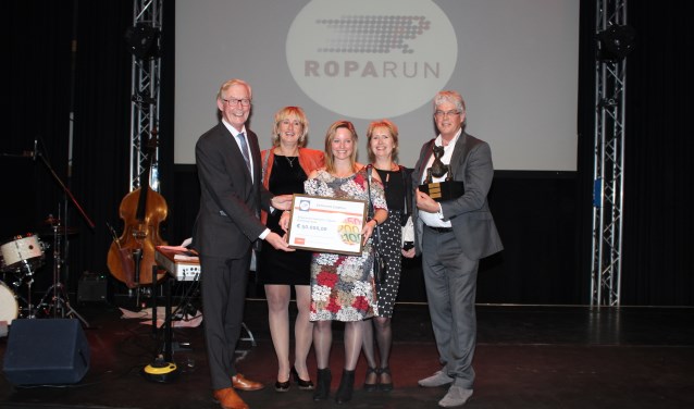 Wethouder Oege Bosch met de bestuursleden Stichting Doorkomst Roparun Zutphen: Elly Makkinga, Jolanda Scholten, Jacqueline Wunderink en René Slingerland. Foto: PR