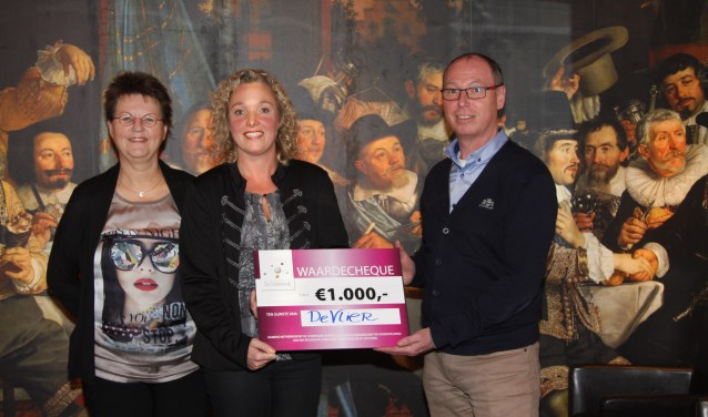 In 2015 ging de cheque naar basisschool De Vlier. Rechts op de foto André Onnink, voorzitter van De Compagnie. Foto: PR