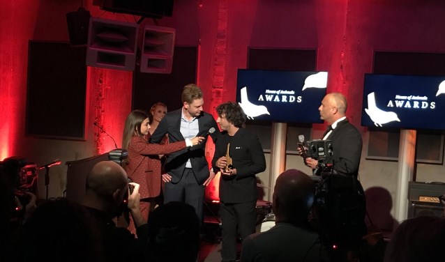 Lars Gierveld heeft zojuist de award in ontvangst genomen en geeft Georgina Verbaan een reactie hierop.